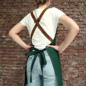 Groen canvas horeca schort met gekruiste leren riemen