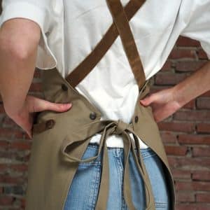 Khaki canvas horeca schort met gekruiste leren riemen