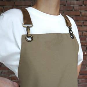 Khaki canvas horeca schort met gekruiste leren riemen, afneembare riemen met haak
