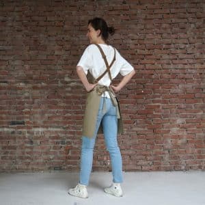 Khaki canvas horeca schort met gekruiste leren riemen