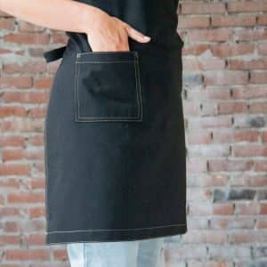 Zwart canvas horeca schort met gekruiste leren riemen