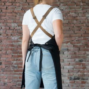 Zwart canvas horeca schort met gekruiste leren riemen