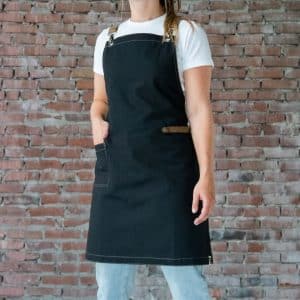 Zwart canvas horeca schort met gekruiste leren riemen