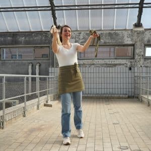 Korte olijfgroene horeca sloof met zakken met verwisselbare banden