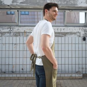 Olijfgroen horeca halterschort met zakken