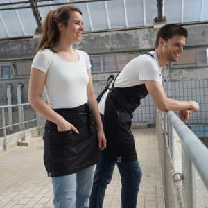 goedkope schorten zoals deze Zwart horeca schort met gekruiste banden, horeca outfit